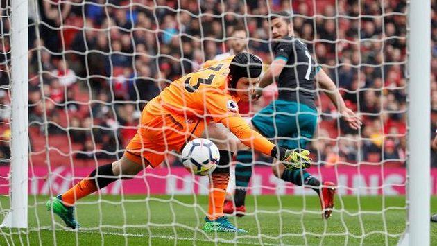 Shane Long (7) ze Southamptonu překonává gólmana Arsenalu Petra Čecha. Ilustrační snímek. Shane Long (7) ze Southamptonu překonává gólmana Arsenalu Petra Čecha. Ilustrační snímek.