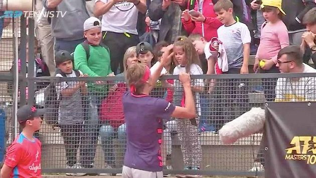 Alexander Zverev trefil míčkem malou divačku. Alexander Zverev trefil míčkem malou divačku.