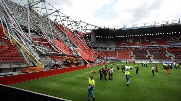 Při rekonstrukci fotbalového stadionu v nizozemském Enschede se zřítila střecha nad jednou z tribun. V troskách zůstali dva mrtví. Při rekonstrukci fotbalového stadionu v nizozemském Enschede se zřítila střecha nad jednou z tribun. V troskách zůstali dva mrtví.
