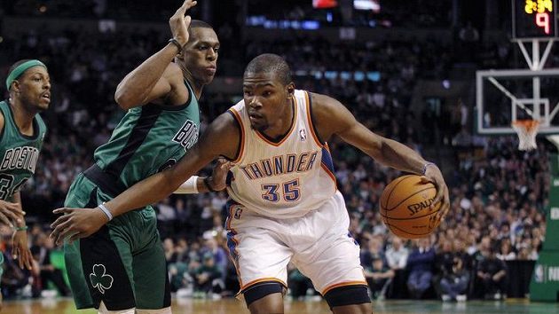 Na výhře Oklahomy měl tradičně velký podíl Kevin Durant (vpravo). Na výhře Oklahomy měl tradičně velký podíl Kevin Durant (vpravo).