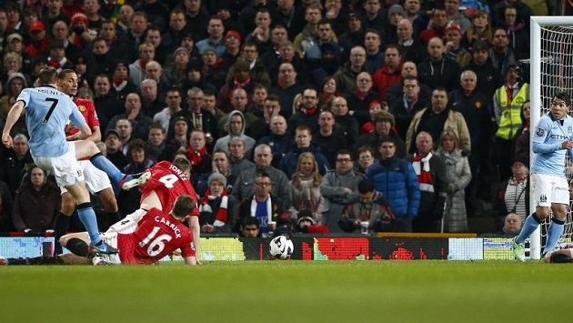 James Milner střílí vedoucí gól Manchesteru City na Old Trafford. James Milner střílí vedoucí gól Manchesteru City na Old Trafford.
