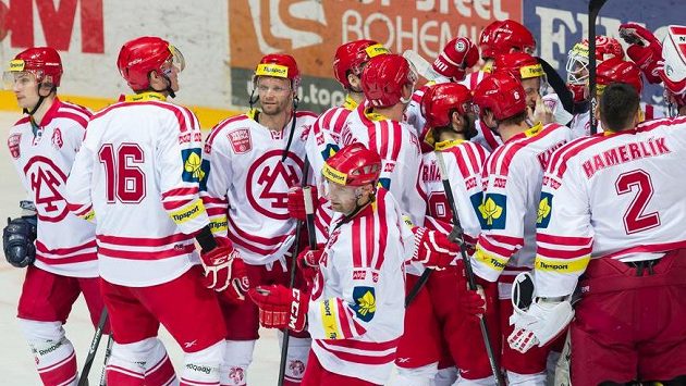 Třinečtí hokejisté se radují z postupu do semifinále play off. Třinečtí hokejisté se radují z postupu do semifinále play off.