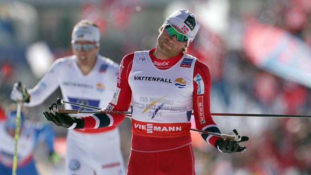 Běžec na lyžích Petter Northug (vpravo) dovezl norskou štafetu na mistrovství světa ve Val di Fiemme do cíle na prvním místě. Běžec na lyžích Petter Northug (vpravo) dovezl norskou štafetu na mistrovství světa ve Val di Fiemme do cíle na prvním místě.