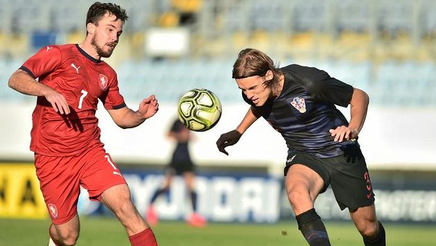 Pavel Bucha (vlevo) v souboji o míč s Bornou Sosou z Chorvatska. Pavel Bucha (vlevo) v souboji o míč s Bornou Sosou z Chorvatska.