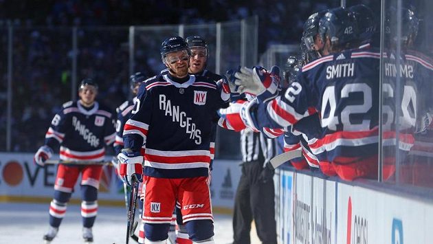 Michael Grabner (40) z NY Rangers se raduje se spoluhráči při utkání s Buffalem. Michael Grabner (40) z NY Rangers se raduje se spoluhráči při utkání s Buffalem.