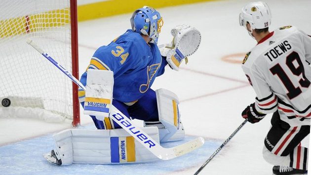Jonathan Toews střílí vítězný gól do sítě Jakea Allena. Jonathan Toews střílí vítězný gól do sítě Jakea Allena.