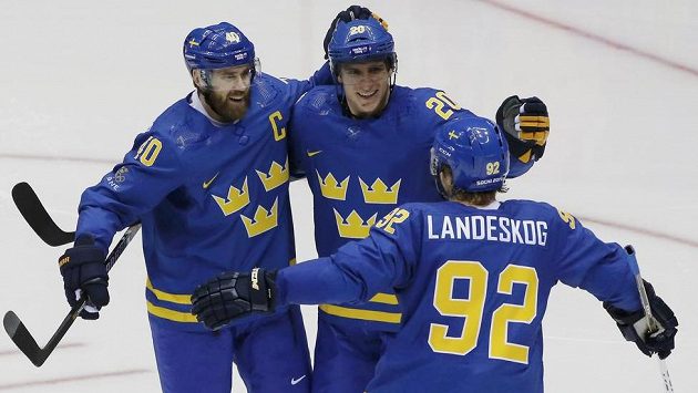Henrik Zetterberg (vlevo) slaví svůj gól v zápasu proti Česku se spoluhráči Alexanderem Steenem a Gabrielem Landeskogem. Henrik Zetterberg (vlevo) slaví svůj gól v zápasu proti Česku se spoluhráči Alexanderem Steenem a Gabrielem Landeskogem.