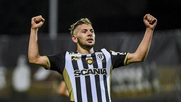 Alžírský fotbalista Farid Melali se postaral ve Francii o skandál. Alžírský fotbalista Farid Melali se postaral ve Francii o skandál.