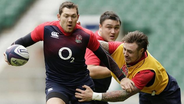 Angličané Alex Goode, Jack Nowell a Jamie George během tréninkové bitvy. Angličané Alex Goode, Jack Nowell a Jamie George během tréninkové bitvy.