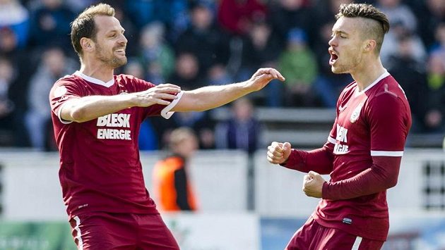 Sparťané Marek Matějovský (vlevo) a střelec gólu Václav Kadlec oslavují. Sparťané Marek Matějovský (vlevo) a střelec gólu Václav Kadlec oslavují.