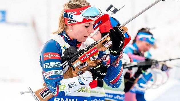 Lucie Charvátová na střelnici. Lucie Charvátová na střelnici.
