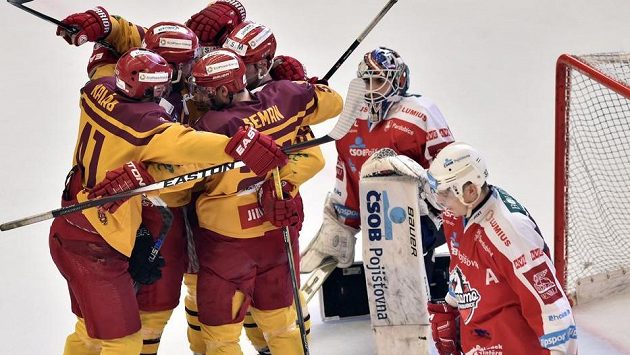 Jihlavští hráči se radují z gólu v utkání baráže s Pardubicemi. Jihlavští hráči se radují z gólu v utkání baráže s Pardubicemi.
