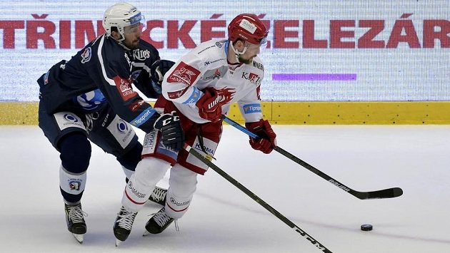 Zleva Michal Moravčík z Plzně a Petr Vrána z Třince. Zleva Michal Moravčík z Plzně a Petr Vrána z Třince.