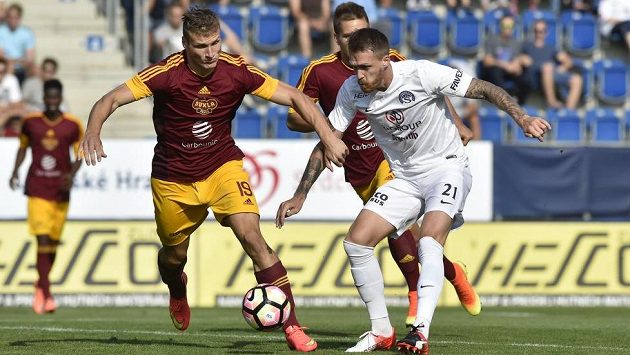 Lukáš Štetina z Dukly (vlevo) a Milan Kerbr ze Slovácka. Lukáš Štetina z Dukly (vlevo) a Milan Kerbr ze Slovácka.