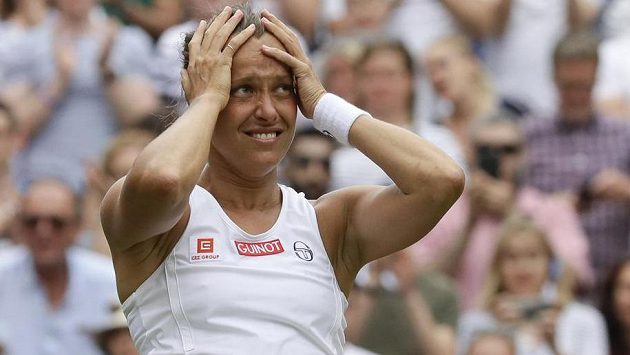 Jako by ani nemohla uvěřit úspěchu, kterého před chvílí dosáhla. Česká tenistka Barbora Strýcová si na slavném Wimbledonu zahraje semifinále. Jako by ani nemohla uvěřit úspěchu, kterého před chvílí dosáhla. Česká tenistka Barbora Strýcová si na slavném Wimbledonu zahraje semifinále.