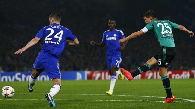 Útočník Schalke Klaas-Jan Huntelaar střílí vyrovnávací gól Schalke 04 na hřišti Chelsea. Útočník Schalke Klaas-Jan Huntelaar střílí vyrovnávací gól Schalke 04 na hřišti Chelsea.