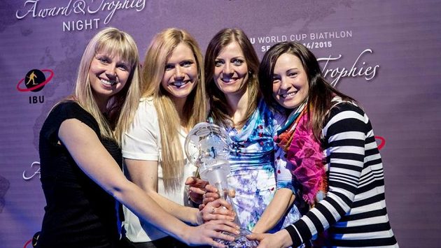 České biatlonistky (zleva) Eva Puskarčíková, Gabriela Soukalová, Jitka Landová a Veronika Vítková na galavečeru IBU s cennou trofejí. České biatlonistky (zleva) Eva Puskarčíková, Gabriela Soukalová, Jitka Landová a Veronika Vítková na galavečeru IBU s cennou trofejí.
