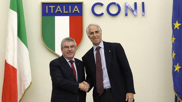 Šéf MOV Thomas Bach (vlevo) podpořil společnou kandidaturu Milána a Cortiny d'Ampezzo. Na snímku je s ním předseda Italského olympijského výboru Giovanni Malago. Šéf MOV Thomas Bach (vlevo) podpořil společnou kandidaturu Milána a Cortiny d'Ampezzo. Na snímku je s ním předseda Italského olympijského výboru Giovanni Malago.