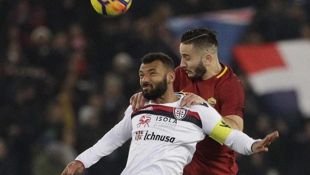 Joao Pedro (vlevo) z Cagliari a Kostas Manolas z AS Řím v hlavičkovém souboji. Joao Pedro (vlevo) z Cagliari a Kostas Manolas z AS Řím v hlavičkovém souboji.
