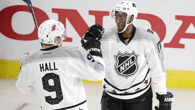 Wayne Simmonds oslavuje svůj gól v Utkání hvězd s Taylorem Hallem. Wayne Simmonds oslavuje svůj gól v Utkání hvězd s Taylorem Hallem.