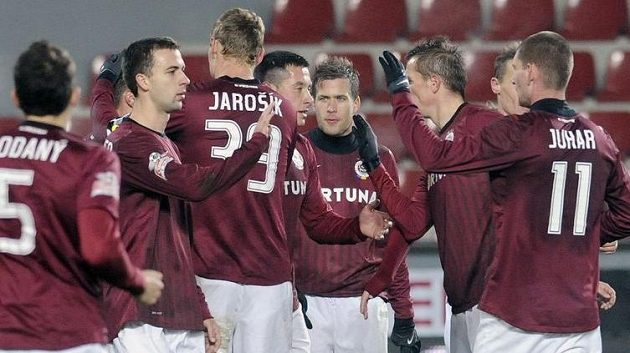 Hráči Sparty se radují po vstřelení třetí branky do sítě Znojma v odvetě 4. kola Ondrášovka Cupu. Hráči Sparty se radují po vstřelení třetí branky do sítě Znojma v odvetě 4. kola Ondrášovka Cupu.