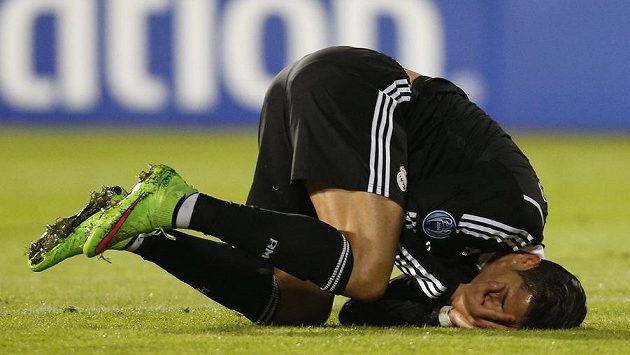 Cristiano Ronaldo z Realu Madrid se svíjí na trávníku v Sofii s bolestivou grimasou. Cristiano Ronaldo z Realu Madrid se svíjí na trávníku v Sofii s bolestivou grimasou.