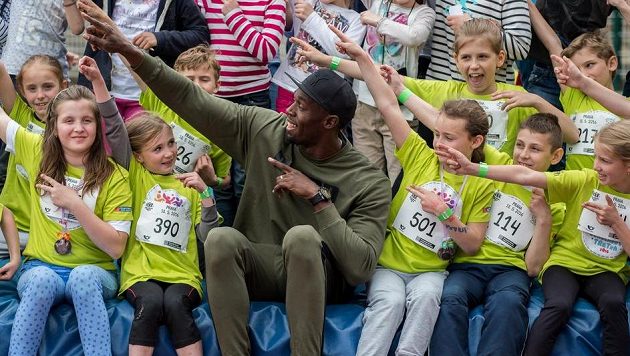 Usain Bolt má, zdá se, děti rád. Před mladými vědci by se měl ale mít na pozoru. Usain Bolt má, zdá se, děti rád. Před mladými vědci by se měl ale mít na pozoru.
