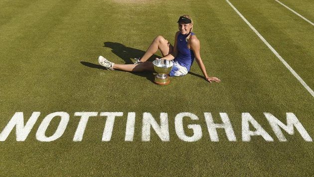 Chorvatka Donna Vekičová s pohárem pro vítězku v Birminghamu. Chorvatka Donna Vekičová s pohárem pro vítězku v Birminghamu.