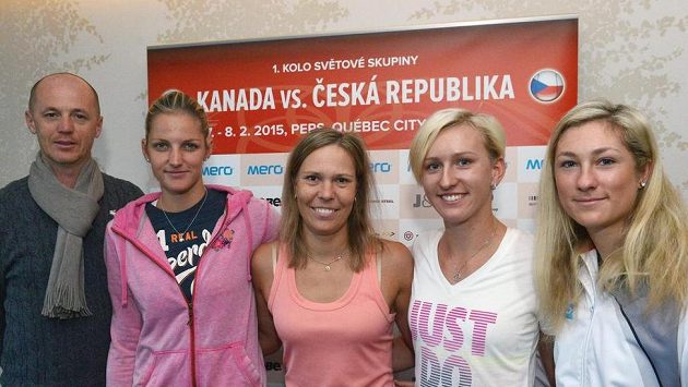 České tenistky zprava Denisa Allertová, Tereza Smitková, Lucie Hradecká, Karolína Plíšková a kapitán týmu Petr Pála jsou na cestě k utkání 1. kola Fed Cupu v Kanadě. České tenistky zprava Denisa Allertová, Tereza Smitková, Lucie Hradecká, Karolína Plíšková a kapitán týmu Petr Pála jsou na cestě k utkání 1. kola Fed Cupu v Kanadě.