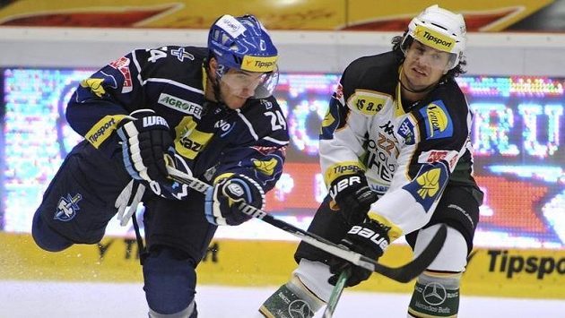 Martin Zaťovič z Karlových Varů (vpravo) se snaží zastavit kladenského Jana Eberleho. Martin Zaťovič z Karlových Varů (vpravo) se snaží zastavit kladenského Jana Eberleho.