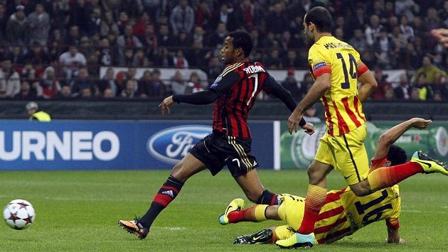 Brazilec Robinho ve službách AC Milán dostává italský tým do vedení v souboji s Barcelonou. Brazilec Robinho ve službách AC Milán dostává italský tým do vedení v souboji s Barcelonou.