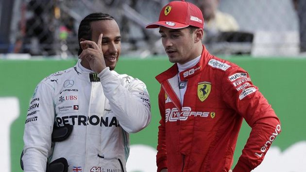 Lewis Hamilton (vlevo) a Charles Leclerc. Lewis Hamilton (vlevo) a Charles Leclerc.