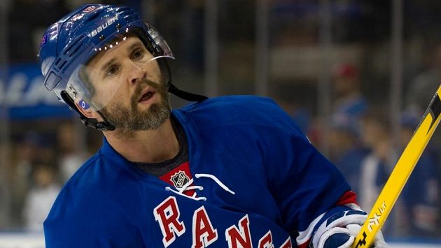 Jedna z ikon NHL Martin St. Louis pověsí brusle na hřebík. Jedna z ikon NHL Martin St. Louis pověsí brusle na hřebík.