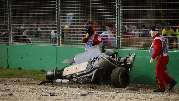 Část monopostu Fernanda Alonsa z McLarenu po nehodě během GP Austrálie. Část monopostu Fernanda Alonsa z McLarenu po nehodě během GP Austrálie.