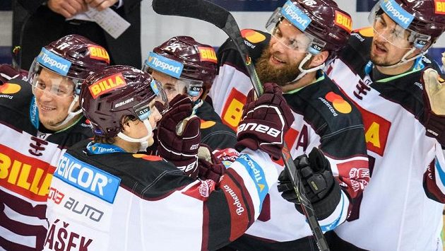 David Tomášek ze Sparty oslavuje se spoluhráči vítězný gól na 5:4 David Tomášek ze Sparty oslavuje se spoluhráči vítězný gól na 5:4