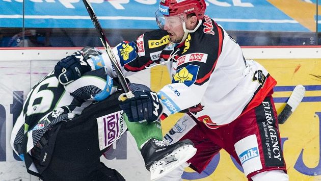 Útočník Boleslavi Martin Látal (vlevo) v ostrém souboji s královéhradeckým obráncem Alešem Pavlasem. Útočník Boleslavi Martin Látal (vlevo) v ostrém souboji s královéhradeckým obráncem Alešem Pavlasem.