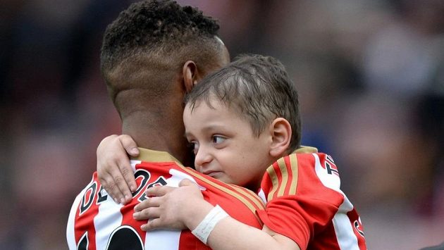 Malý Bradley Lowery objímá svého oblíbeného hráče Jermaina Defoea před květnovým utkáním Sunderlandu v Premier League proti Swansea. Malý Bradley Lowery objímá svého oblíbeného hráče Jermaina Defoea před květnovým utkáním Sunderlandu v Premier League proti Swansea.