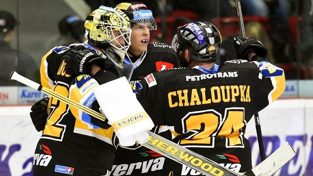 (Zleva) brankář Litvínova Jaroslav Janus a obránci Filip Pavlík a Petr Chaloupka se radují z vítězství. (Zleva) brankář Litvínova Jaroslav Janus a obránci Filip Pavlík a Petr Chaloupka se radují z vítězství.