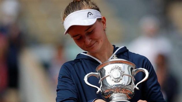 Barbora Krejčíková s trofejí za triumf na French Open Barbora Krejčíková s trofejí za triumf na French Open