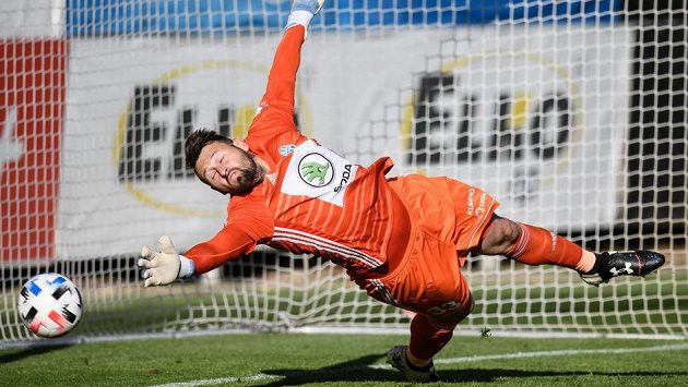 Brankář Mladé Boleslavi Jan Šeda inkasuje gól z penalty od sparťana Dávida Hancka. Brankář Mladé Boleslavi Jan Šeda inkasuje gól z penalty od sparťana Dávida Hancka.