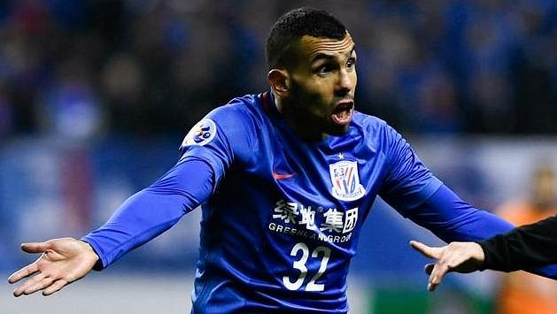 Carlos Tévez se hádá s rozhodčím v zápase asijské Ligy mistrů. Carlos Tévez se hádá s rozhodčím v zápase asijské Ligy mistrů.