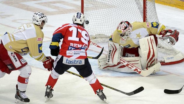 Pardubický obránce Václav Benák (uprostřed) střílí druhý gól. Zleva Daniel Krejčí ze Slavie a brankář sešívaných Adam Svoboda. Pardubický obránce Václav Benák (uprostřed) střílí druhý gól. Zleva Daniel Krejčí ze Slavie a brankář sešívaných Adam Svoboda.