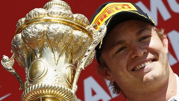 Nico Rosberg se raduje z triumfu v Silverstone. Nico Rosberg se raduje z triumfu v Silverstone.