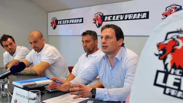 Generální manažer Normunds Sejejs (zprava), trenér Josef Jandač a hráči Jakub Klepiš s Michalem Řepíkem představili plány hokejového klubu HC Lev Praha Generální manažer Normunds Sejejs (zprava), trenér Josef Jandač a hráči Jakub Klepiš s Michalem Řepíkem představili plány hokejového klubu HC Lev Praha