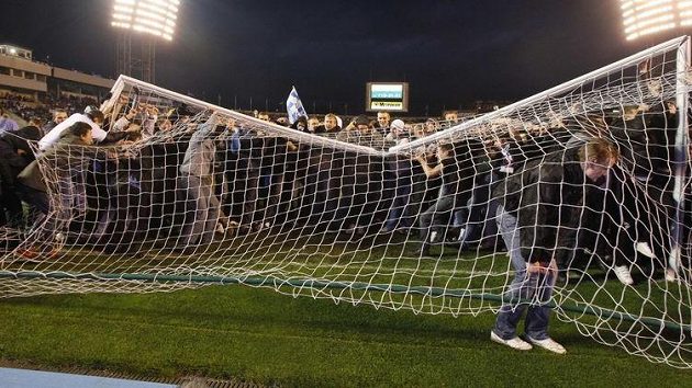 Incidenty začaly už na stadiónu, kde fanoušci zničili branky. Incidenty začaly už na stadiónu, kde fanoušci zničili branky.
