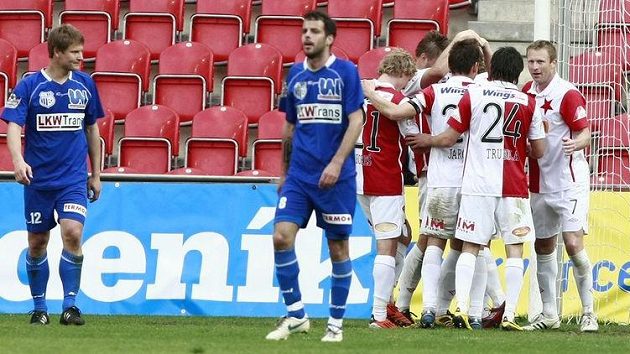 Fotbalisté Slavie se radují z branky do ústecké sítě. Uvidí konečně i své peníze? Fotbalisté Slavie se radují z branky do ústecké sítě. Uvidí konečně i své peníze?