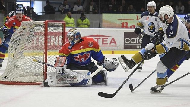 Antonín Melka z Kladna střílí gól. Vlevo je budějovický brankář Petr Kváča. Antonín Melka z Kladna střílí gól. Vlevo je budějovický brankář Petr Kváča.