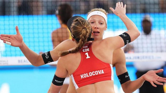 Kristýna Hoidarová Kolocová s Michalou Kvapilovou po jedné z vítězných výměn Kristýna Hoidarová Kolocová s Michalou Kvapilovou po jedné z vítězných výměn