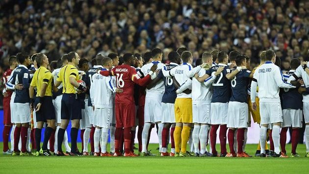 Fotbalisté Francie a Anglie drží ve Wembley minutu ticha za oběti teroristického útoku v centru Paříže. Fotbalisté Francie a Anglie drží ve Wembley minutu ticha za oběti teroristického útoku v centru Paříže.