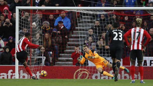 Útočník Sunderlandu Jermain Defoe (vlevo) překonává z pokutového kopu brankáře Liverpoolu Simona Mignoleta v zápase 20. kola Premier League. Útočník Sunderlandu Jermain Defoe (vlevo) překonává z pokutového kopu brankáře Liverpoolu Simona Mignoleta v zápase 20. kola Premier League.